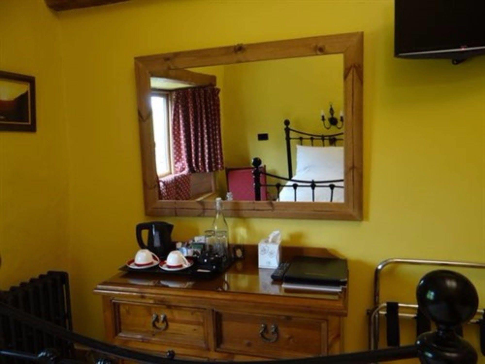 Hotel The Wayside And Whisky Barn à Whitbeck Extérieur photo